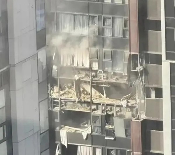 突發！深圳一住宅樓發生爆炸，目擊者：有人從樓上墜落